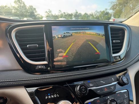 Used 2024 Chrysler Pacifica Limited FWD image 35