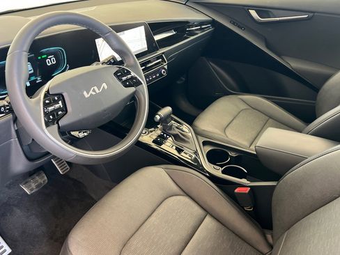 Used 2025 Kia Niro SX Touring image 10