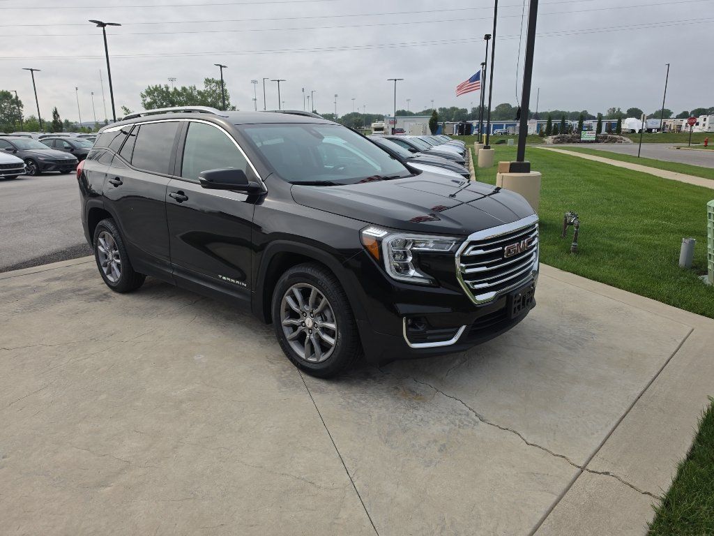 Used 2024 GMC Terrain SLT AWD/4WD image 3