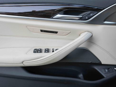 Used 2023 BMW 530e w/ Premium Package image 27