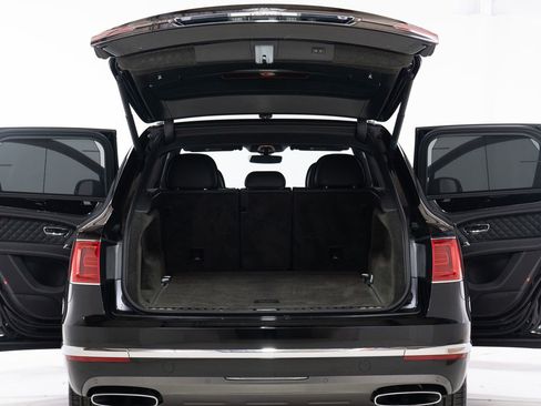 Used 2018 Bentley Bentayga Black Edition image 96