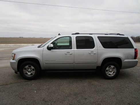 Used 2014 Chevrolet Suburban LT image 2