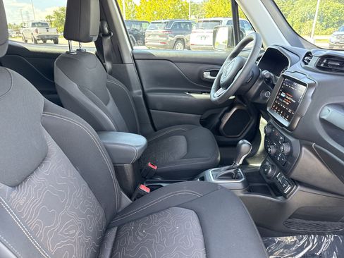 Used 2023 Jeep Renegade Latitude AWD/4WD image 31