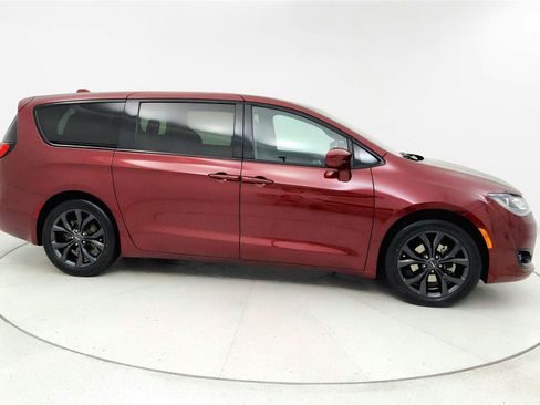 Used 2018 Chrysler Pacifica Touring Plus w/ S Appearance Package FWD image 6
