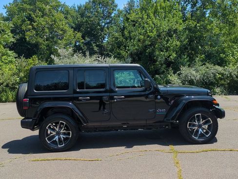 Used 2024 Jeep Wrangler Unlimited w/ Convenience Group AWD/4WD image 3