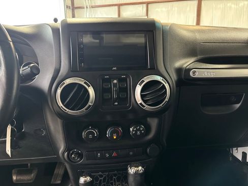 Used 2016 Jeep Wrangler Unlimited Sahara w/ Connectivity Group image 10