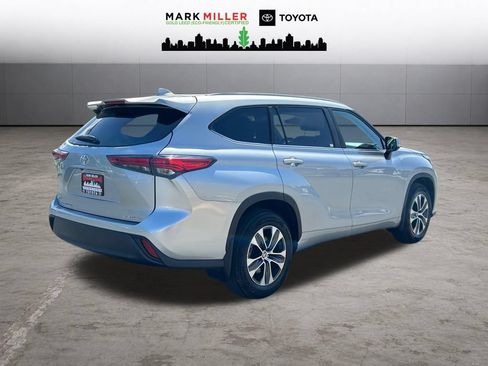 Used 2023 Toyota Highlander XLE AWD/4WD image 6
