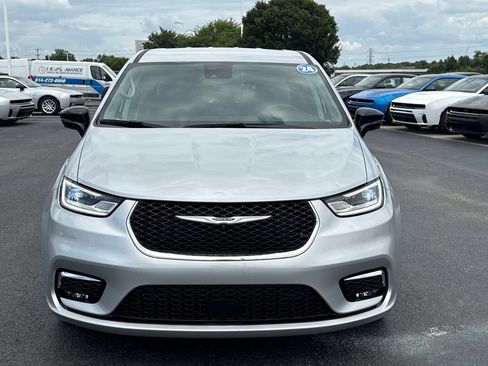 Used 2024 Chrysler Pacifica Touring-L w/ Uconnect Theater Family Group FWD image 8