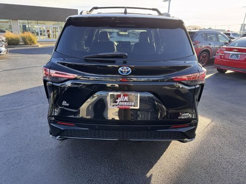 Used 2021 Toyota Sienna XSE image 4