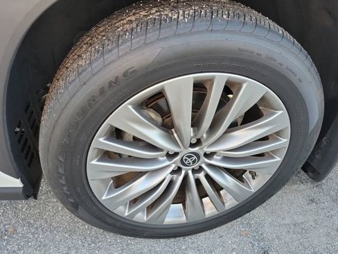 Used 2024 Toyota Highlander Platinum image 12