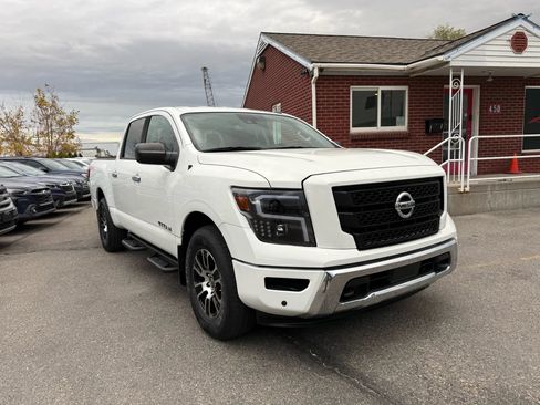 Used 2021 Nissan Titan SV w/ SV Convenience Package image 3