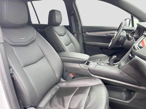 Used 2025 Cadillac XT6 Luxury FWD image 30