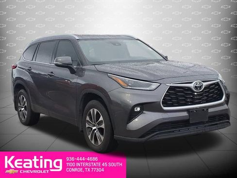 Used 2021 Toyota Highlander XLE AWD/4WD image 3