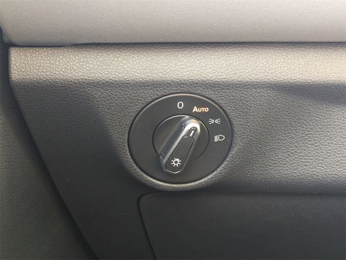 Used 2025 Volkswagen Jetta SE image 21