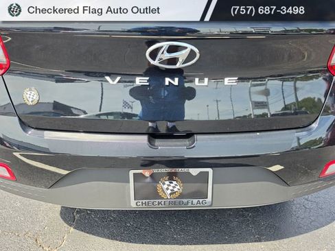 Used 2023 Hyundai Venue SEL FWD image 17