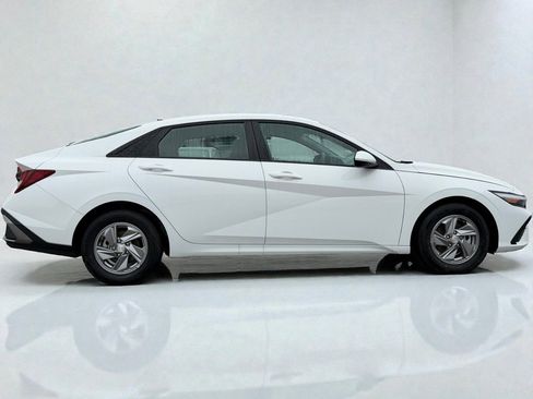 Certified 2025 Hyundai Elantra SE w/ Cargo Package image 2