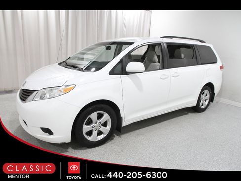 Used 2012 Toyota Sienna LE w/ Towing Pkg image 3