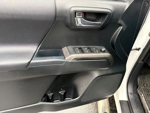 Used 2017 Toyota Tacoma TRD Sport image 23