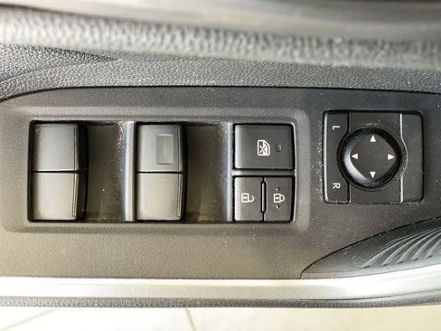 Used 2021 Toyota RAV4 LE AWD/4WD image 16