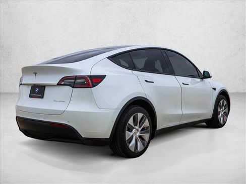 Used 2022 Tesla Model Y Long Range image 5