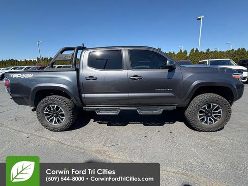 Used 2021 Toyota Tacoma TRD Sport image 11