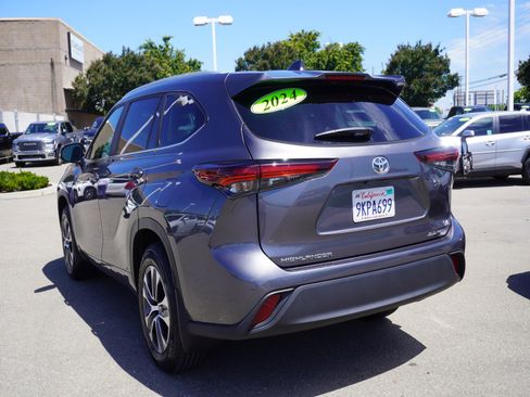 Used 2024 Toyota Highlander XLE AWD/4WD image 8