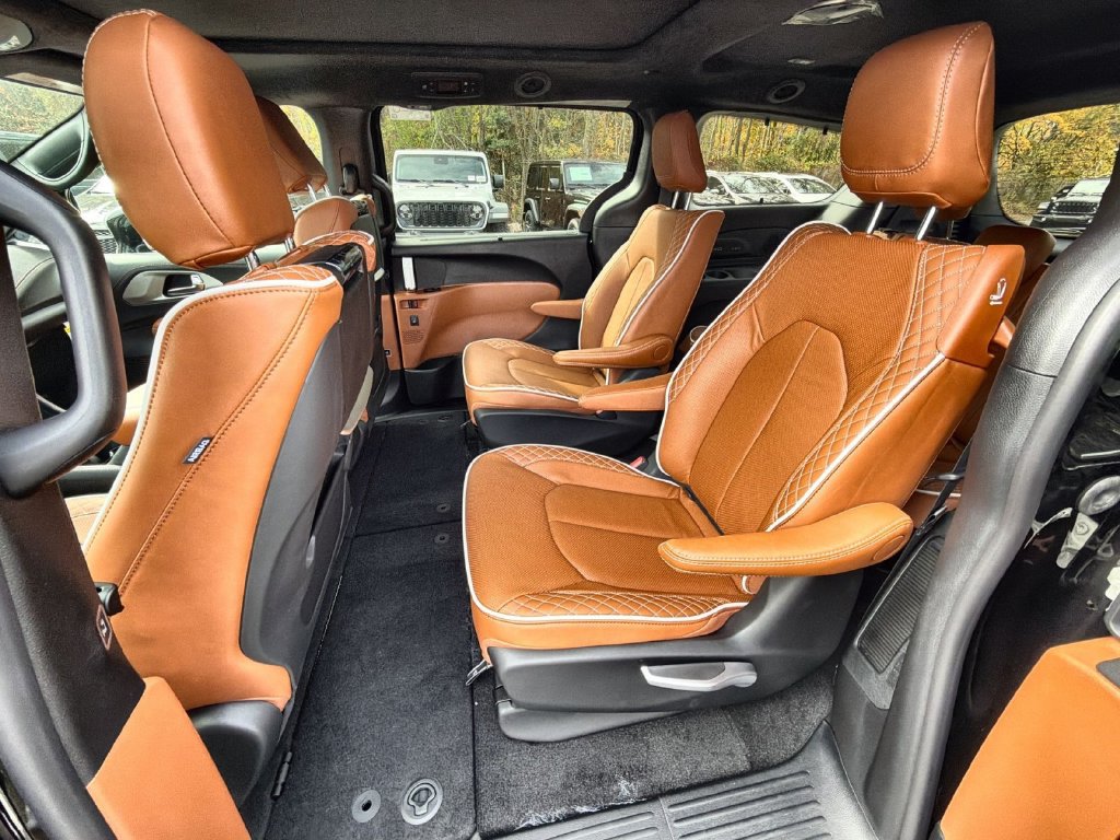 Used 2026 Chrysler Pacifica Pinnacle FWD image 25