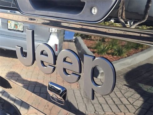 Used 2023 Jeep Gladiator Willys image 15