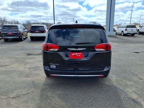 Used 2018 Chrysler Pacifica Touring-L image 4