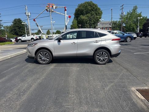 Used 2024 Toyota Venza XLE AWD/4WD image 2