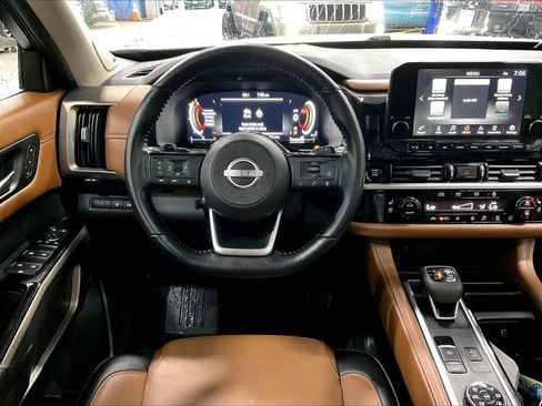 Used 2025 Nissan Pathfinder Platinum AWD/4WD image 18