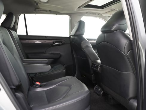 Used 2024 Toyota Highlander Limited AWD/4WD image 14