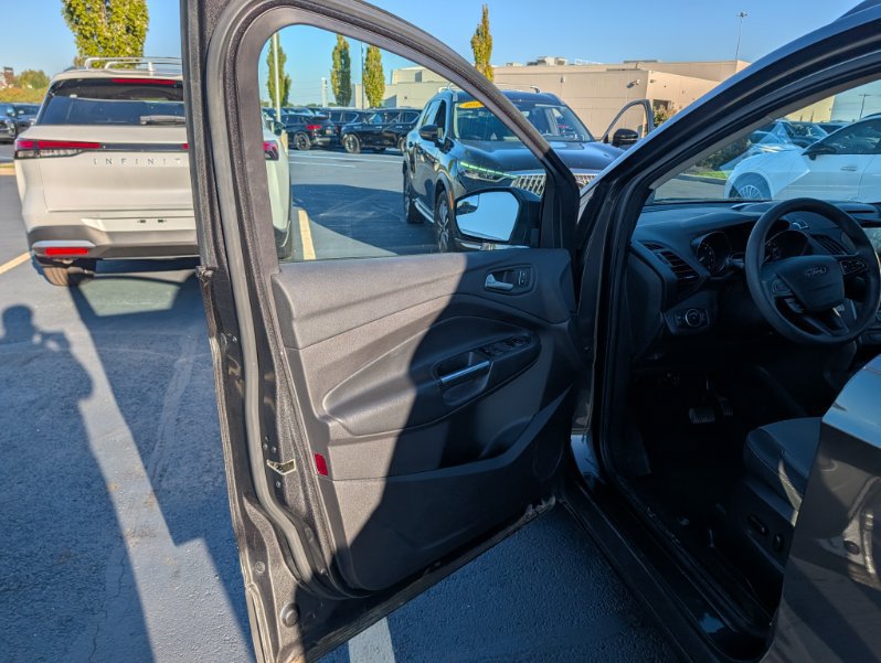 Used 2018 Ford Escape SE w/ SE Sync 3 Package FWD image 16