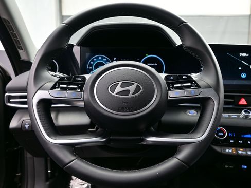 Certified 2025 Hyundai Elantra Limited image 24