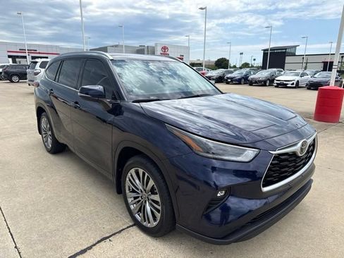 Certified 2021 Toyota Highlander XLE AWD/4WD image 2