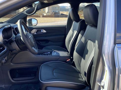 New 2026 Chrysler Pacifica Limited image 17