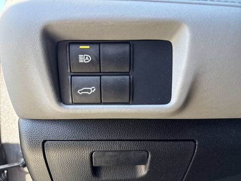 Used 2021 Toyota Highlander XLE FWD image 19