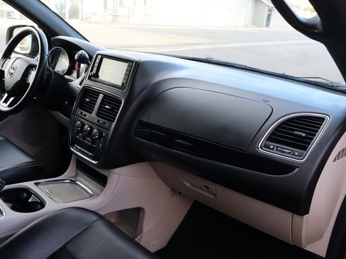 Used 2018 Dodge Grand Caravan SXT w/ Rear Park Assist Package image 17