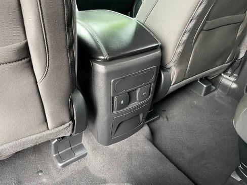 Used 2023 Ford Explorer XLT AWD/4WD image 13