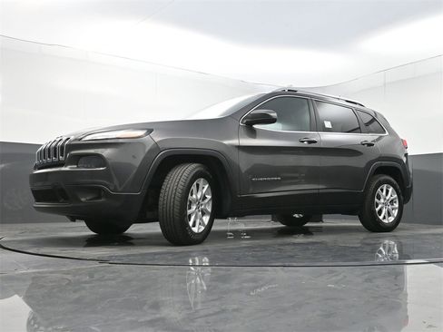 Used 2018 Jeep Cherokee Latitude Plus image 22