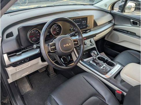 Used 2024 Kia Carnival LX image 10