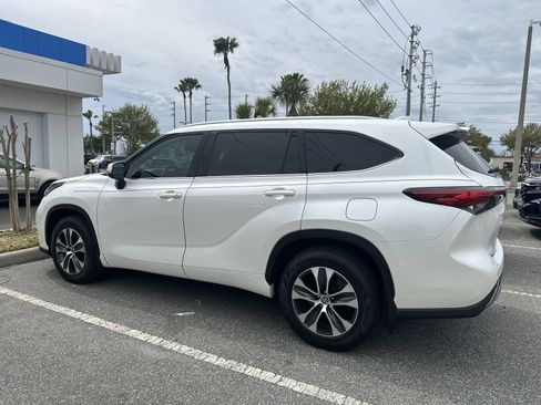 Used 2021 Toyota Highlander XLE image 3