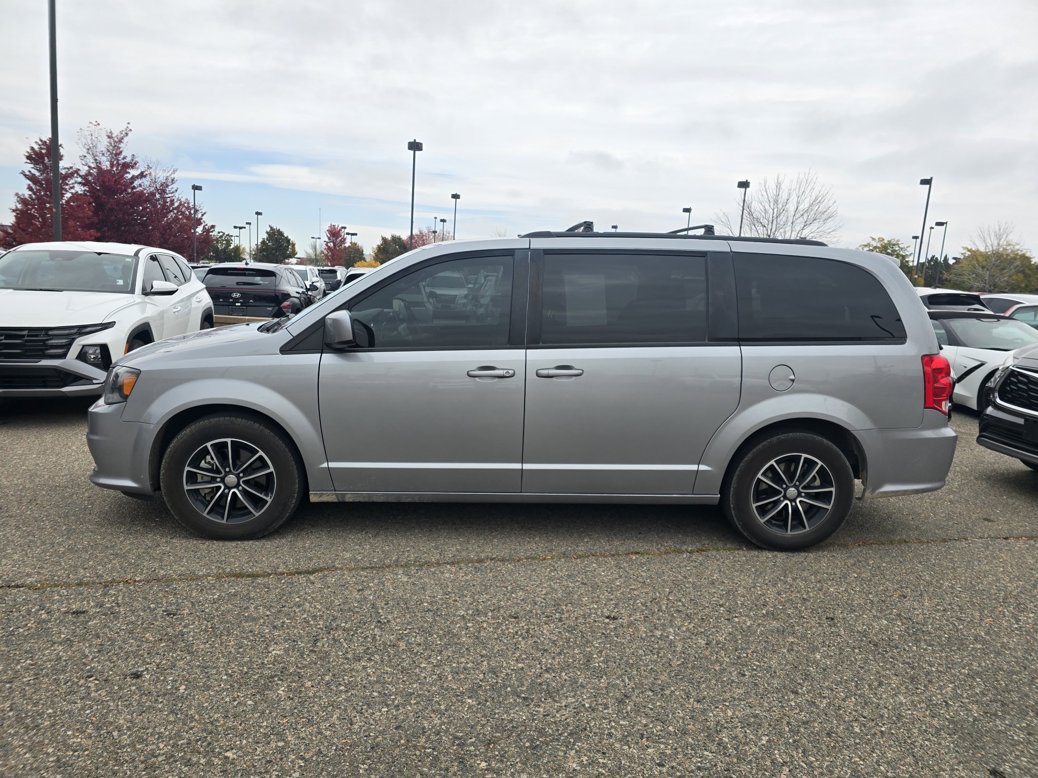 Used 2018 Dodge Grand Caravan SE FWD image 2