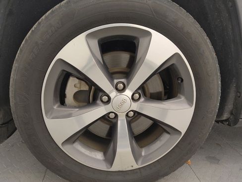 Used 2019 Jeep Cherokee Limited image 31