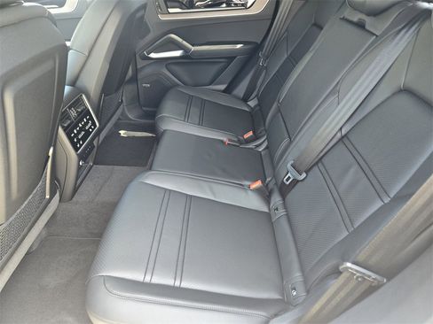 Used 2025 Porsche Cayenne S image 29