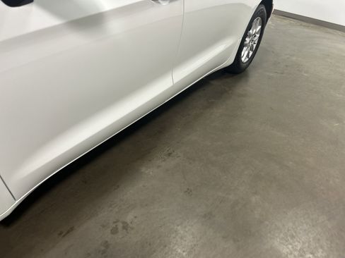 Used 2024 Chrysler Pacifica Touring-L image 10