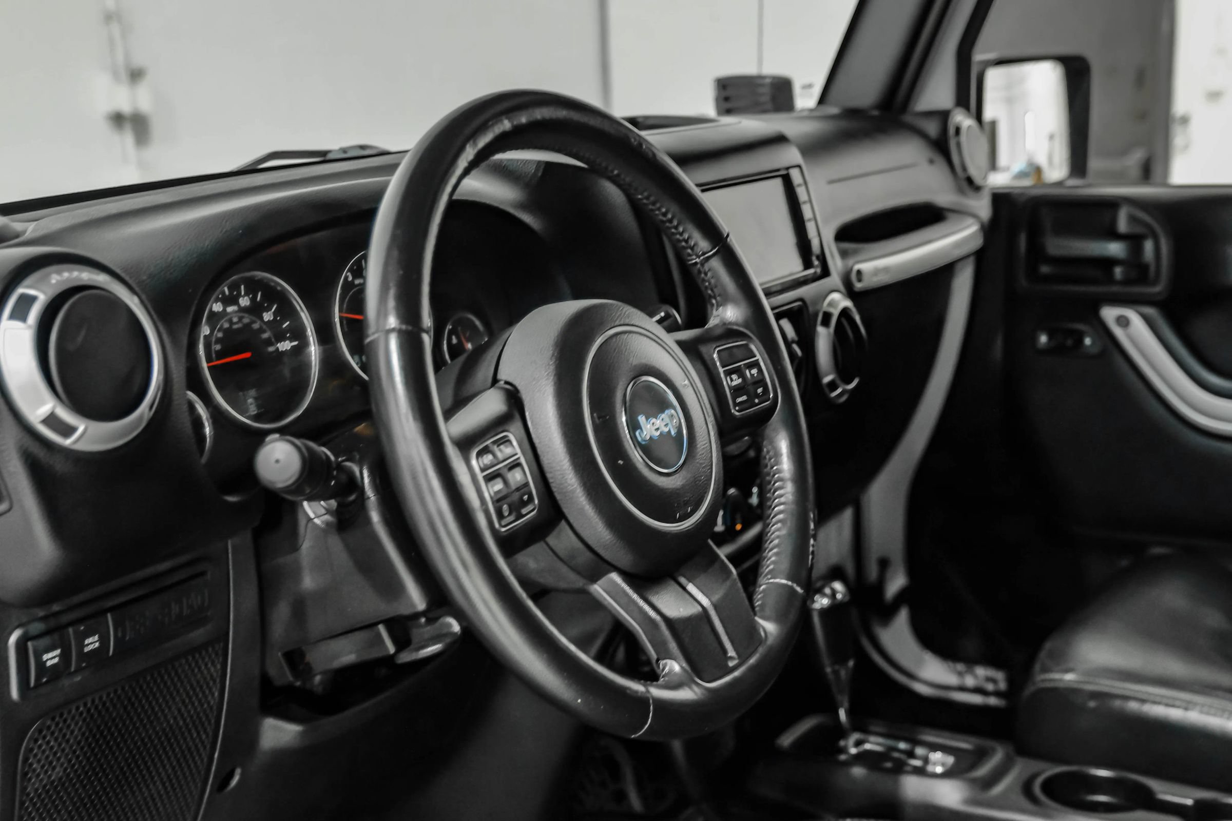 Used 2015 Jeep Wrangler Unlimited Rubicon w/ Connectivity Group AWD/4WD image 22