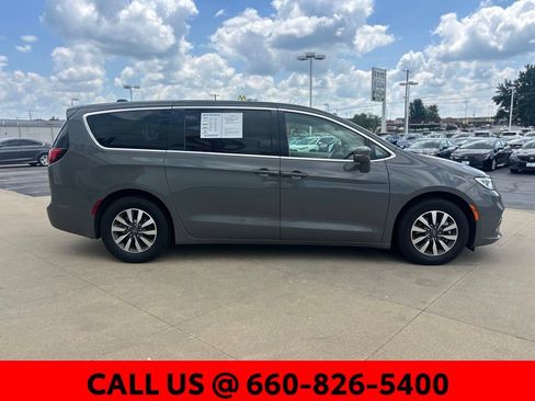 Used 2022 Chrysler Pacifica Touring-L FWD image 5