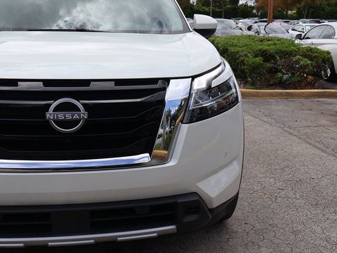 Used 2024 Nissan Pathfinder SL FWD image 17