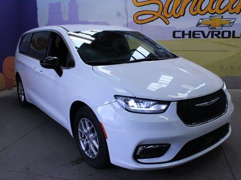 Used 2025 Chrysler Pacifica Select image 4